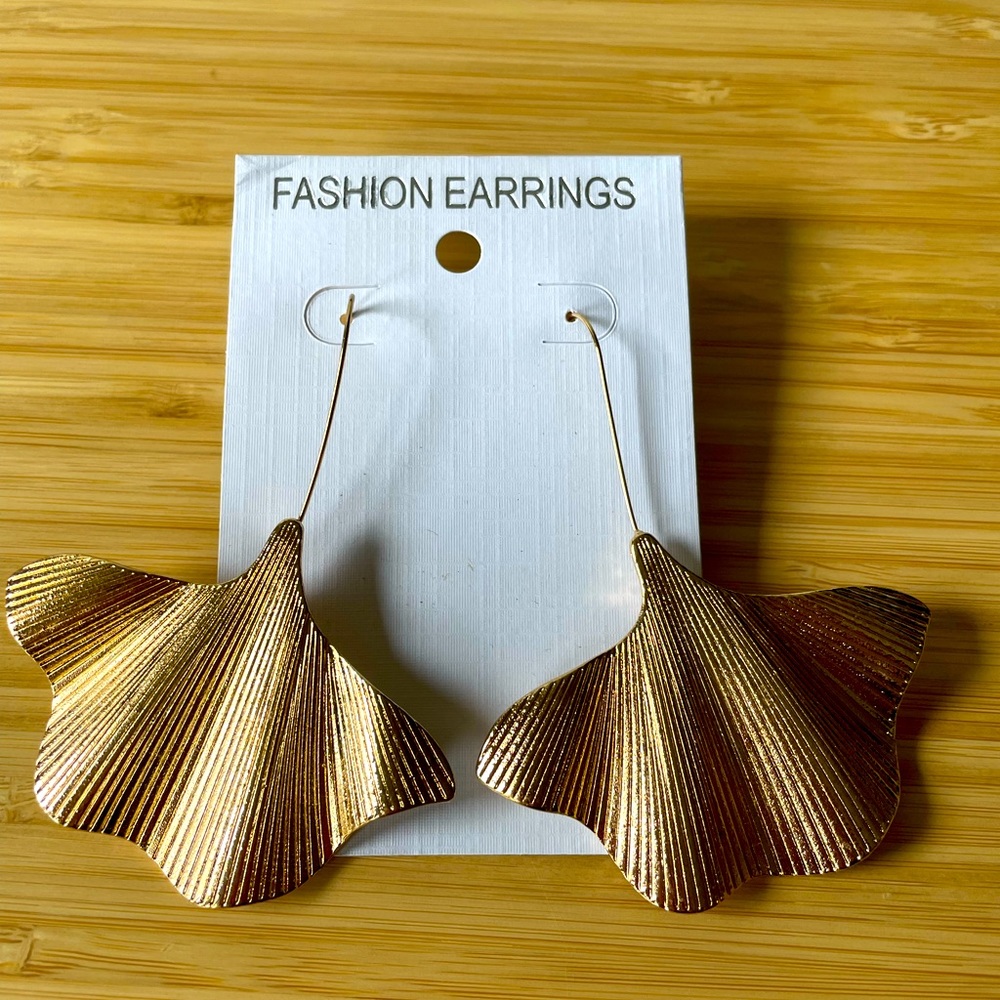 Beautiful Gold Ginko Leaf Earrings